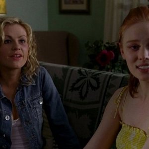 Anna Paquin e Deborah Ann Woll in un'immagine dell'episodio 'Keep This Party Going' della seconda stagione di True Blood
