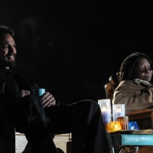Benjamin Bratt con la guest star Whoopi Goldberg in una scena dell'episodio Hello America di The Cleaner