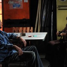 Benjamin Bratt e Whoopi Goldberg in una scena della premiere della seconda stagione di The Cleaner