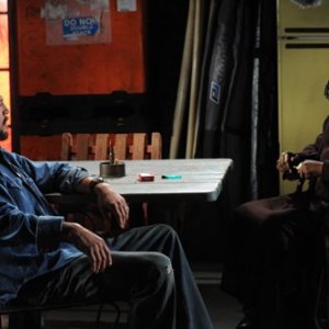 Benjamin Bratt e Whoopi Goldberg in una scena della premiere della seconda stagione di The Cleaner