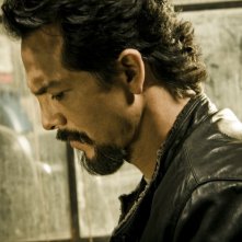 Benjamin Bratt in una foto promozionale della seconda stagione di The Cleaner