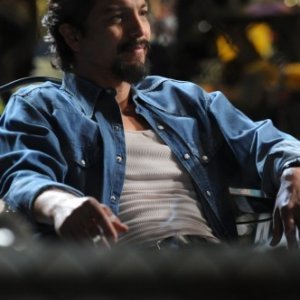 Benjamin Bratt in una scena dell'episodio Hello America di The Cleaner