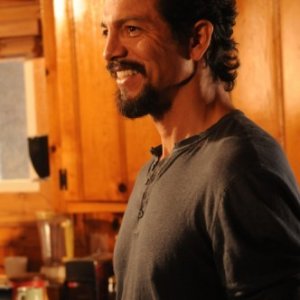 Benjamin Bratt in una scena della premiere della seconda stagione di The Cleaner