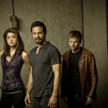 Grace Park, Benjamin Bratt ed Esteban Powell in una immagine promozionale della seconda stagione di The Cleaner