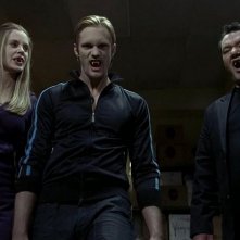 Kristin Bauer, Alexander Skarsgard e Patrick Gallagher in una scena dell'episodio 'Keep This Party Going' della seconda stagione di True Blood