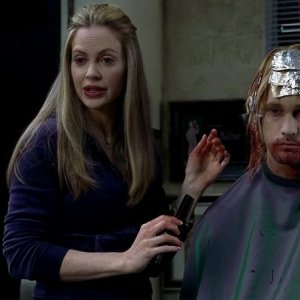 Kristin Bauer e Alexander Skarsgård in un'immagine dell'episodio 'Keep This Party Going' della seconda stagione di True Blood