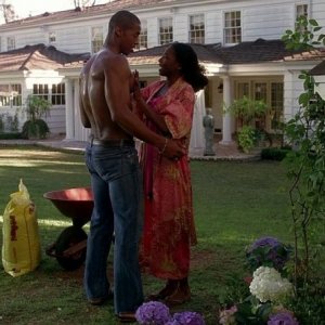 Mehcad Brooks e Rutina Wesley in un'immagine dell'episodio 'Keep This Party Going' della seconda stagione di True Blood