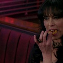Michelle Forbes mangia un anello di cipolla in una scena dell'episodio 'Keep This Party Going' della seconda stagione di True Blood
