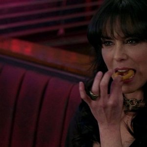 Michelle Forbes mangia un anello di cipolla in una scena dell'episodio 'Keep This Party Going' della seconda stagione di True Blood