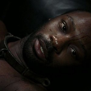 Nelsan Ellis in catene in una scena dell'episodio 'Keep This Party Going' della seconda stagione di True Blood