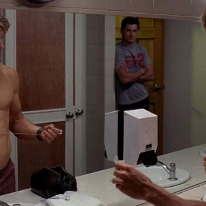 Ryan Kwanten e Wes Brown in una scena dell'episodio 'Keep This Party Going' della seconda stagione di True Blood