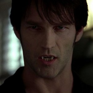 Stephen Moyer in una scena dell'episodio 'Keep This Party Going' della seconda stagione della serie True Blood