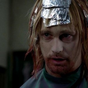 Un primo piano di Alexander Skarsgård in una scena dell'episodio 'Keep This Party Going' della seconda stagione di True Blood