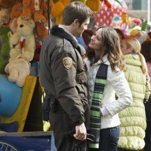 Amy Acker e Geoff Stults in una scena del pilot di Happy Town