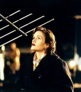 Catherine Dent in una scena della serie Taken