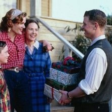 Catherine Dent, Ryan Hurst, Chad Morgan ed Anton Yelchin in una scena della serie Taken