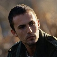 Desmond Harrington in una scena della serie Taken