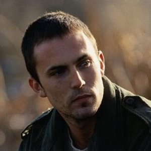 Desmond Harrington in una scena della serie Taken