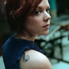 Emily Bergl in una scena della serie Taken