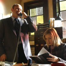 Enrico Colantoni e Kristen Bell nello studio dei Mars nell'episodio 'Il signore dell'anello' di 'Veronica Mars'