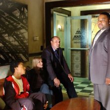 Enrico Colantoni, Kristen Bell, Percy Daggs III e Anthony Anderson nello studio dei Mars nell'episodio 'Il signore dell'anello' di 'Veronica Mars'