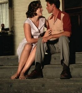 Eric Close e Catherine Dent in una scena della serie Taken