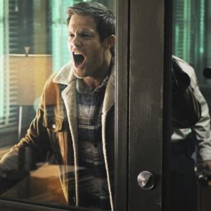 Geoff Stults in una scena del pilot di Happy Town