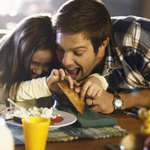 Geoff Stults nel pilot di Happy Town