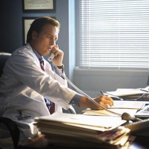 Greg Bryk nel pilot di Happy Town