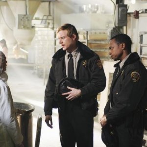 Jay Paulson e Kedar Brown in una scena del pilot di Happy Town