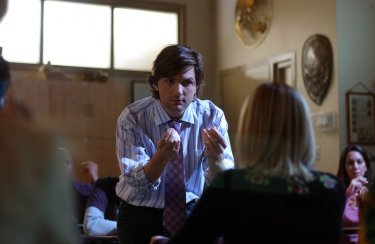 Kristen Bell e Adam Scott durante una lezione nell'episodio 'Mars contro Mars' di 'Veronica Mars'