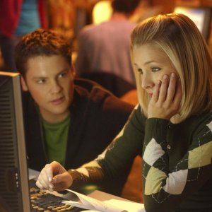 Kristen Bell e Teddy Dunn in una scena dell'episodio 'Mars contro Mars' di 'Veronica Mars'