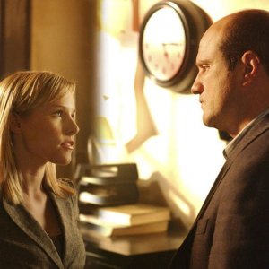 Kristen Bell insieme a Enrico Colantoni in una scena dell'episodio 'Visita dal dentista' della serie Veronica Mars