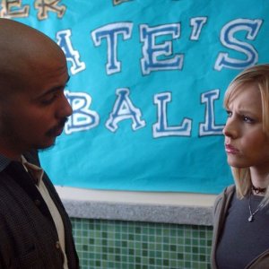 Kristen Bell parla con Francis Capra in una scena dell'episodio 'Visita dal dentista' della serie Veronica Mars