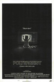 La locandina di Poltergeist: demoniache presenze