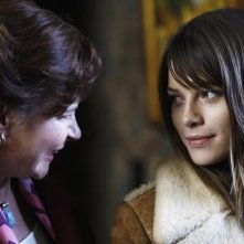 Lauren German e Linda Kash nel pilot di Happy Town