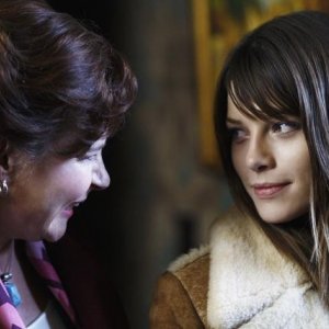 Lauren German e Linda Kash nel pilot di Happy Town