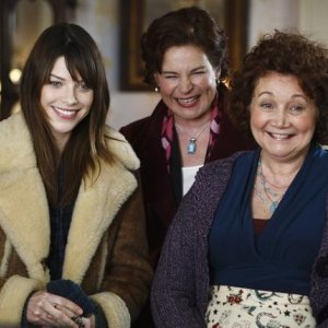 Lauren German, Linda Kash e Lynn Griffin nel pilot di Happy Town