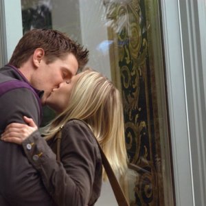Logan (Jason Dohring) bacia Veronica (Kristen Bell) in una scena dell'episodio 'Padre innamorato' della serie Veronica Mars