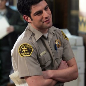 Max Greenfield è Leo D'Amato nell'episodio 'La sposa russa' di Veronica Mars