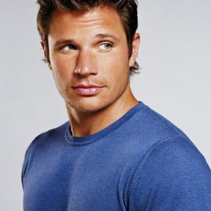 Nick Lachey interpreta Leslie St. Claire nella stagione 7 di Streghe