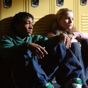 Percy Daggs III e Kristen Bell a scuola nell'episodio 'Il vero padre' di 'Veronica Mars'
