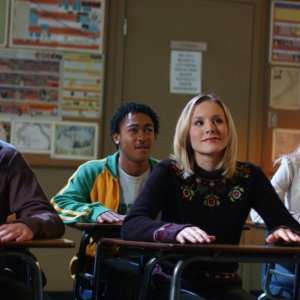 Percy Daggs III e Kristen Bell a scuola nell'episodio 'Mars contro Mars' di 'Veronica Mars'