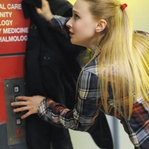 Sarah Gadon in una scena del pilot di Happy Town