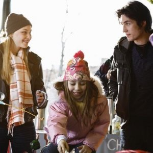 Sarah Gadon, Sophia Ewaniuk e John Patrick Amedori nel pilot di Happy Town