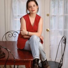 Una foto di Piper (Holly Marie Combs) in casa Halliwell, per la stagione 6 di 'Streghe'