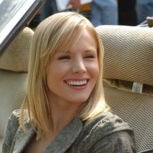 Una sorridente Kristen Bell in una scena dell'episodio 'Visita dal dentista' della serie Veronica Mars
