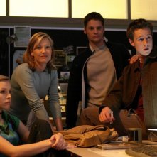 Veronica (K. Bell), Geena Stafford (J. L. Adams), Duncan (T. Dunn) e Logan (J. Dohring) nell'episodio 'Allarme bomba' di Veronica Mars