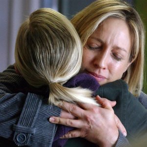 Veronica (Kristen Bell) abbraccia la madre Lianne (Corinne Bohrer) nell'episodio 'Il vero padre' di 'Veronica Mars'