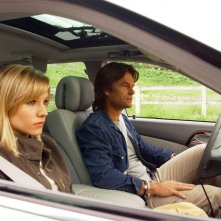 Veronica (Kristen Bell) in macchina con Aaron Echolls (Harry Hamlin) nell'episodio 'Padre innamorato' della serie Veronica Mars